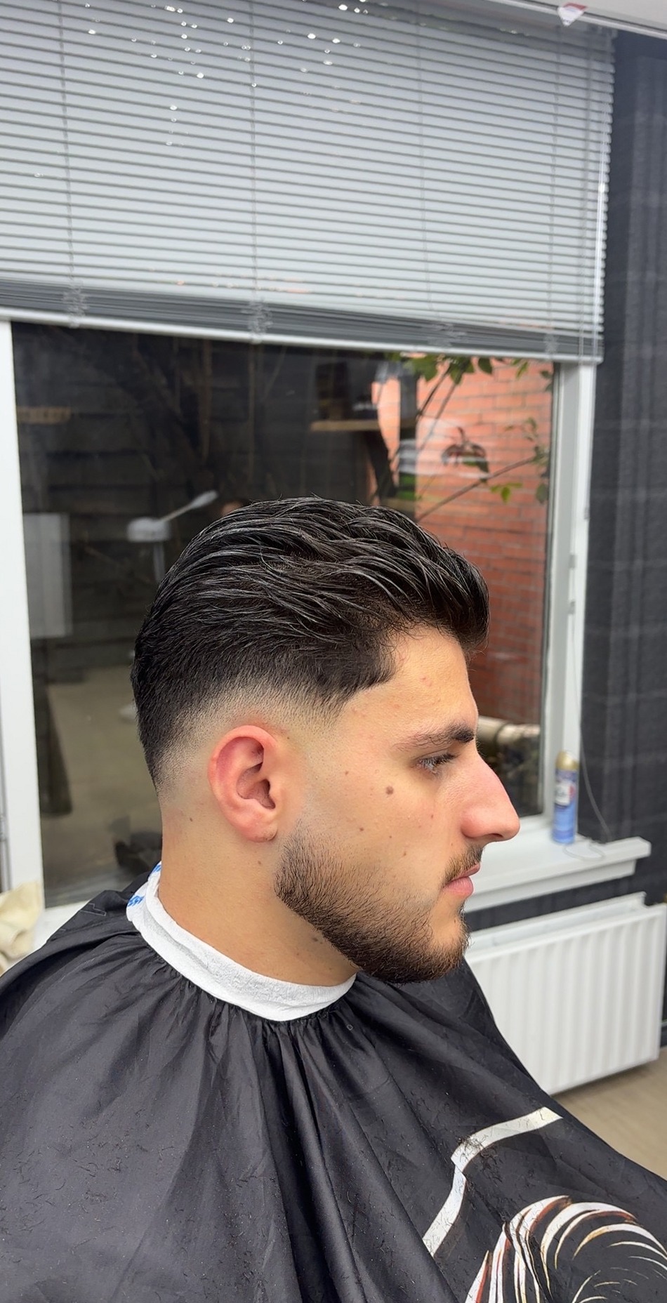 Zijprofiel van een fade met baard